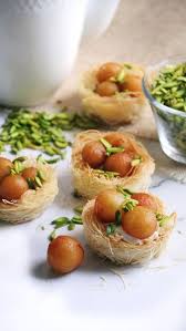 სწორედ ასეთი საოცარი ინდური დესერტი გამოდის ერთი ძირითადი ინგრედიენტისგან. ტკბილეულს შეგიძლიათ შეუცვალოთ ფერი ხილის სიროფისა და ჯემის მეშვეობით. მაგრა